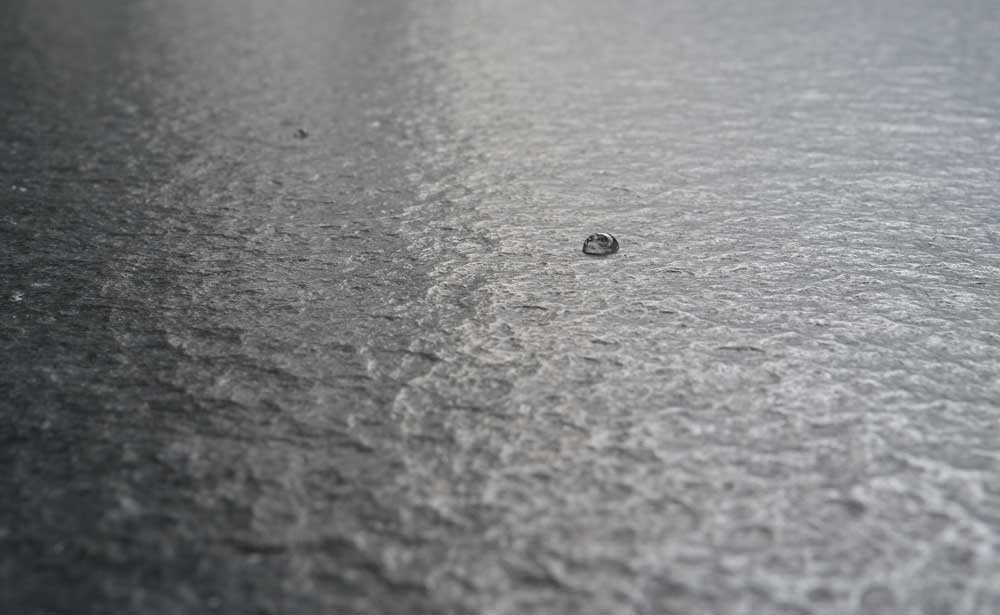 Drops on the hot plate. Nero Assoluto natural stone can not be harmed by any weather conditions.