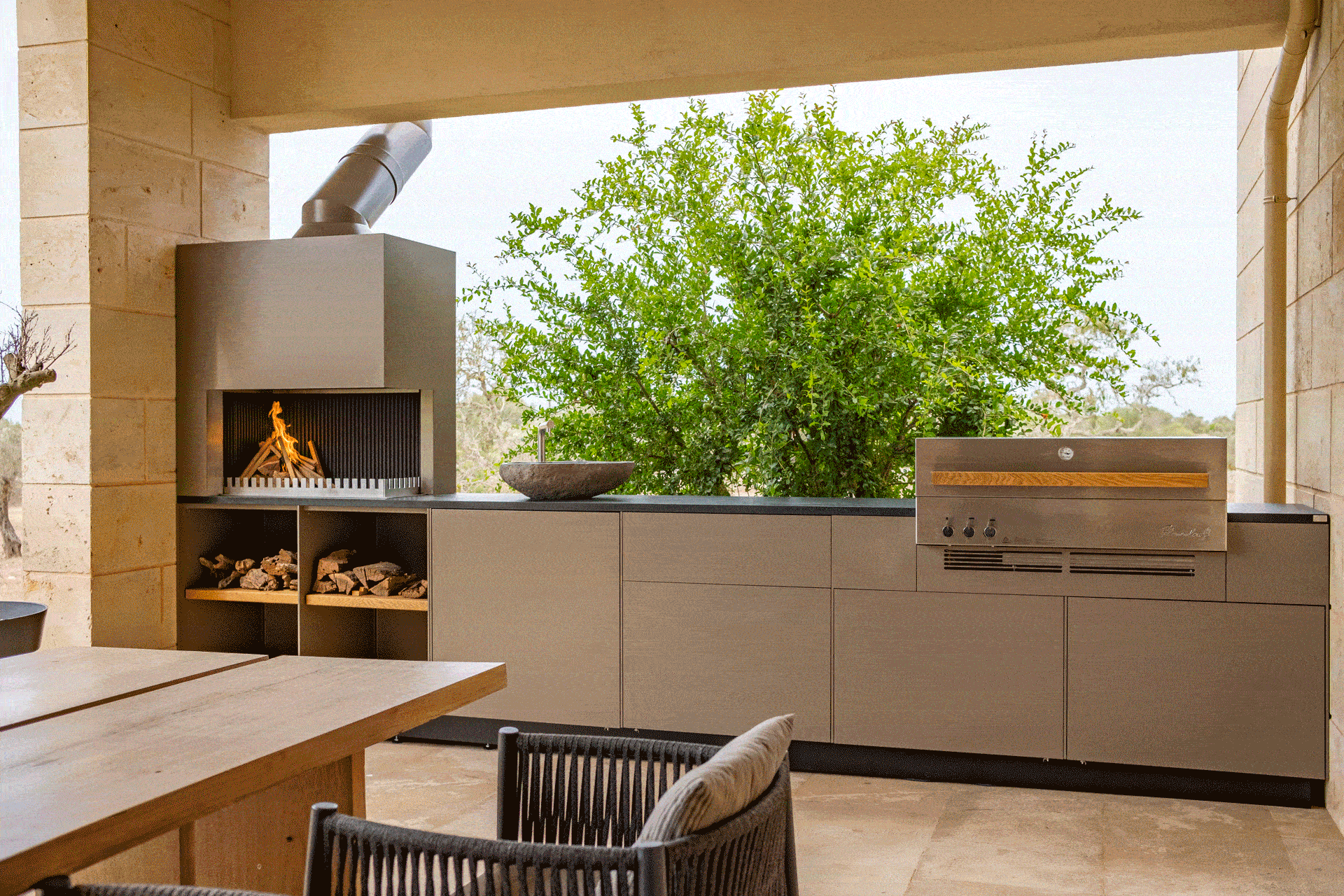 Diese wunderschöne Freiluftküche wurde genau auf Maß auf einer Finca auf Mallorca gebaut. Die Outdoor-Kitchen entstand in Manufakturarbeit und ist made in Germany.